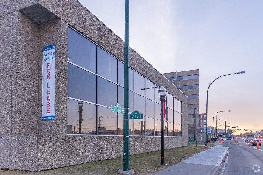 12315 Stony Plain Rd NW, Edmonton, AB à louer - Photo principale – Image 1 sur 7