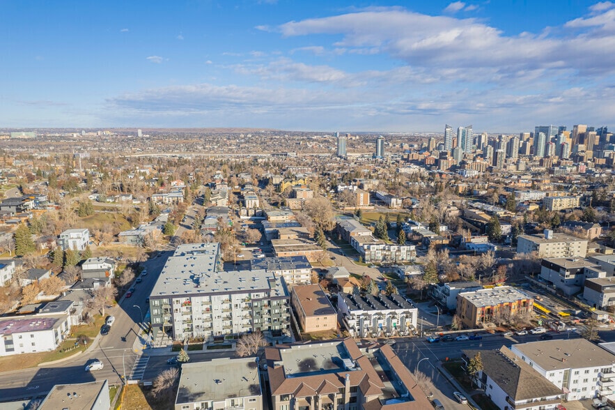 1812 26th Ave SW, Calgary, AB à vendre - Aérien – Image 2 sur 11