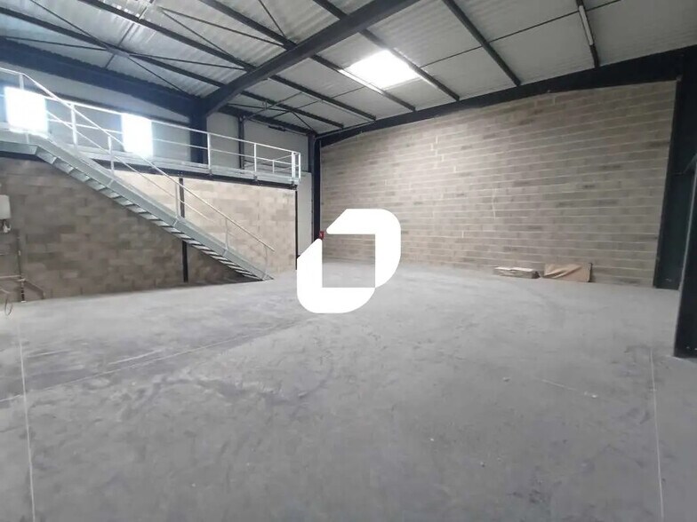 45 Rue Ampère, Chassieu à louer - Photo de l’immeuble – Image 3 sur 12