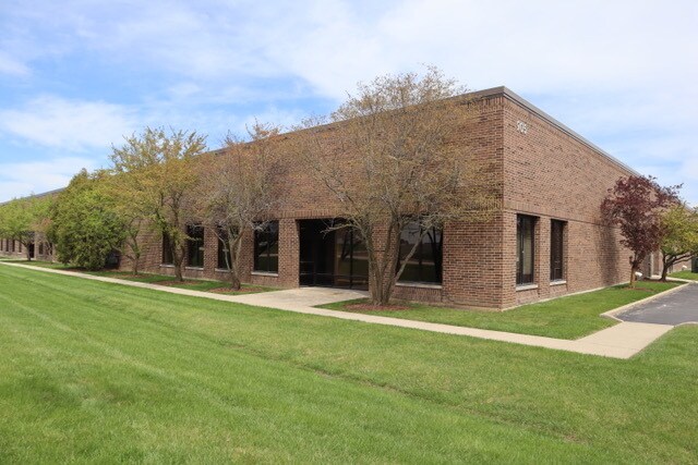 905 Lakeside Dr, Gurnee, IL à louer - Photo de l’immeuble – Image 2 sur 4