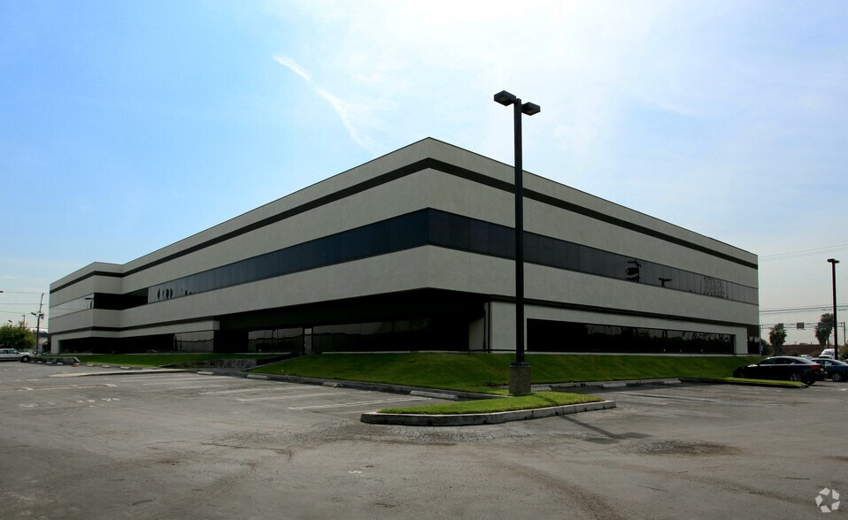 555 W Redondo Beach Blvd, Gardena, CA à louer - Photo de l’immeuble – Image 2 sur 22