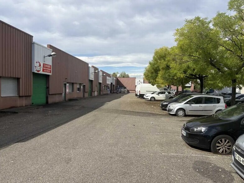 Local d’activités dans Bron à louer - Photo de l’immeuble – Image 2 sur 10