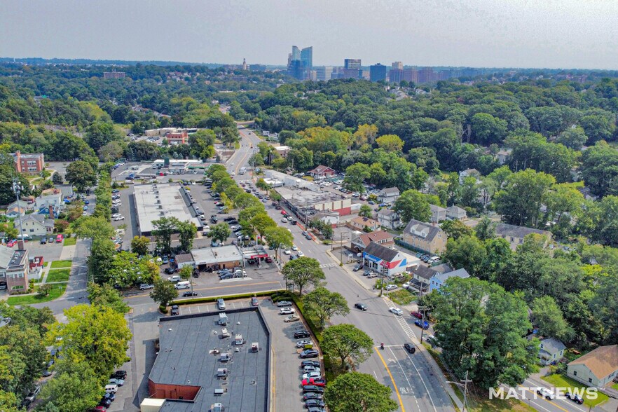 281 Tarrytown Rd, White Plains, NY à vendre - Photo de l’immeuble – Image 2 sur 3