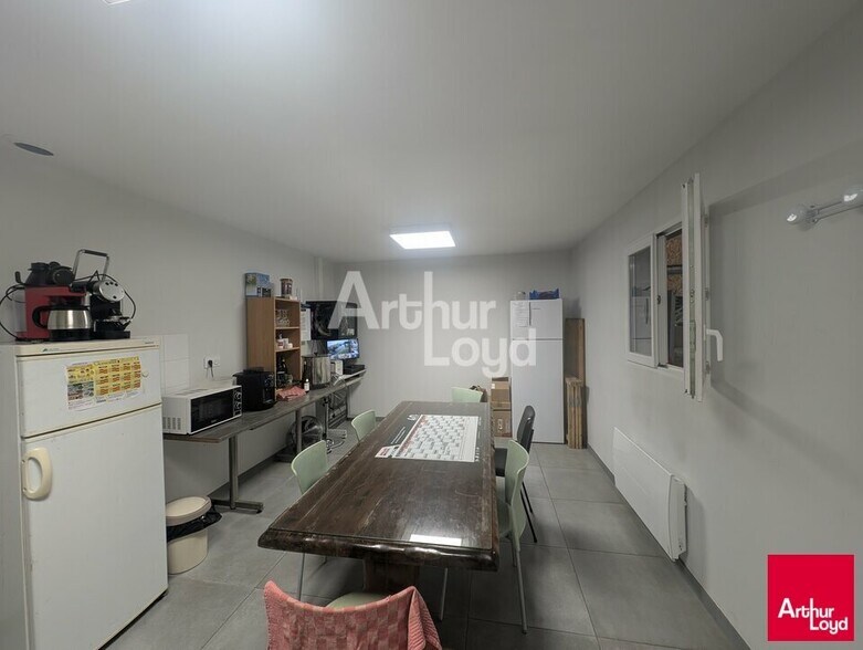 Local d'activités dans Bellevigne-les-Châteaux à vendre - Photo intérieure – Image 2 sur 3