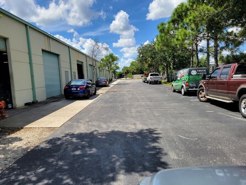 5570 Lee St, Lehigh Acres, FL à louer - Photo de l’immeuble – Image 2 sur 9