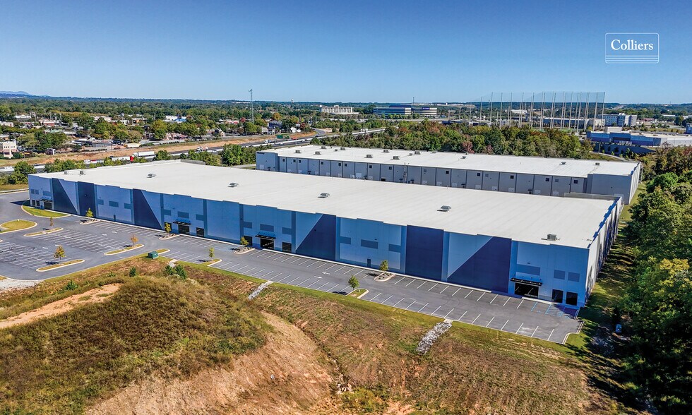 335 Tanner Price Way, Greenville, SC à louer - Photo de l’immeuble – Image 3 sur 9