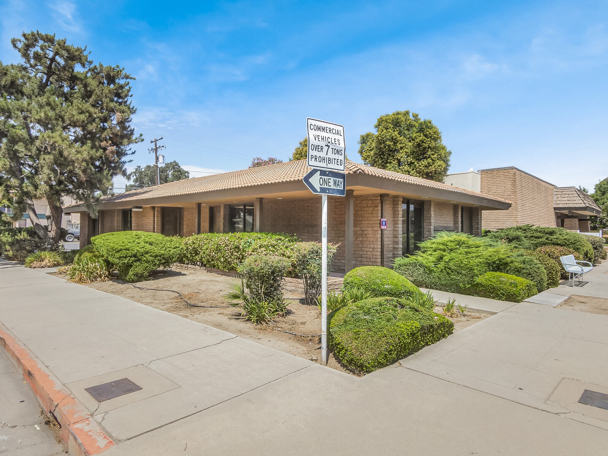 822 W Center St, Visalia, CA à vendre Photo de l’immeuble– Image 1 sur 5