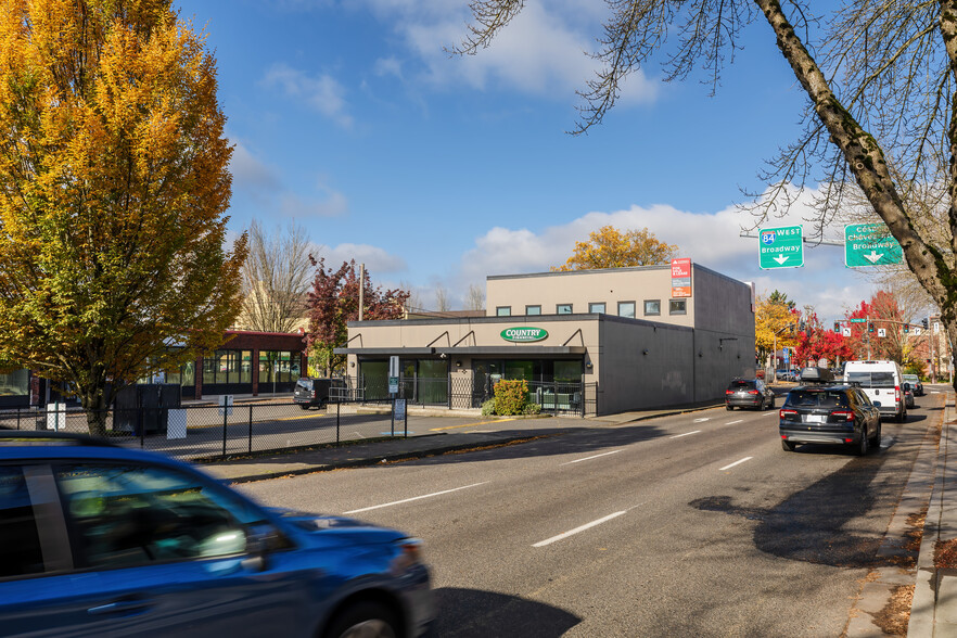 3902 NE Sandy Blvd, Portland, OR à louer - Photo de l’immeuble – Image 2 sur 18