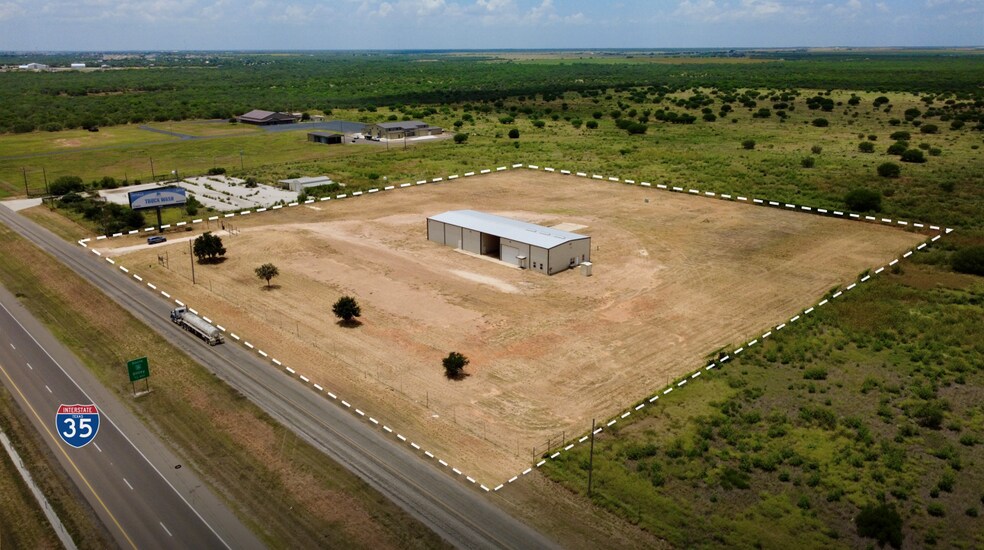 13688 Interstate 35, Dilley, TX à vendre - Photo de l’immeuble – Image 2 sur 8