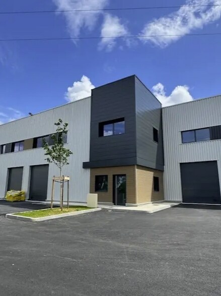 Local d'activités dans La Tour-de-Salvagny à vendre - Photo de l’immeuble – Image 1 sur 1