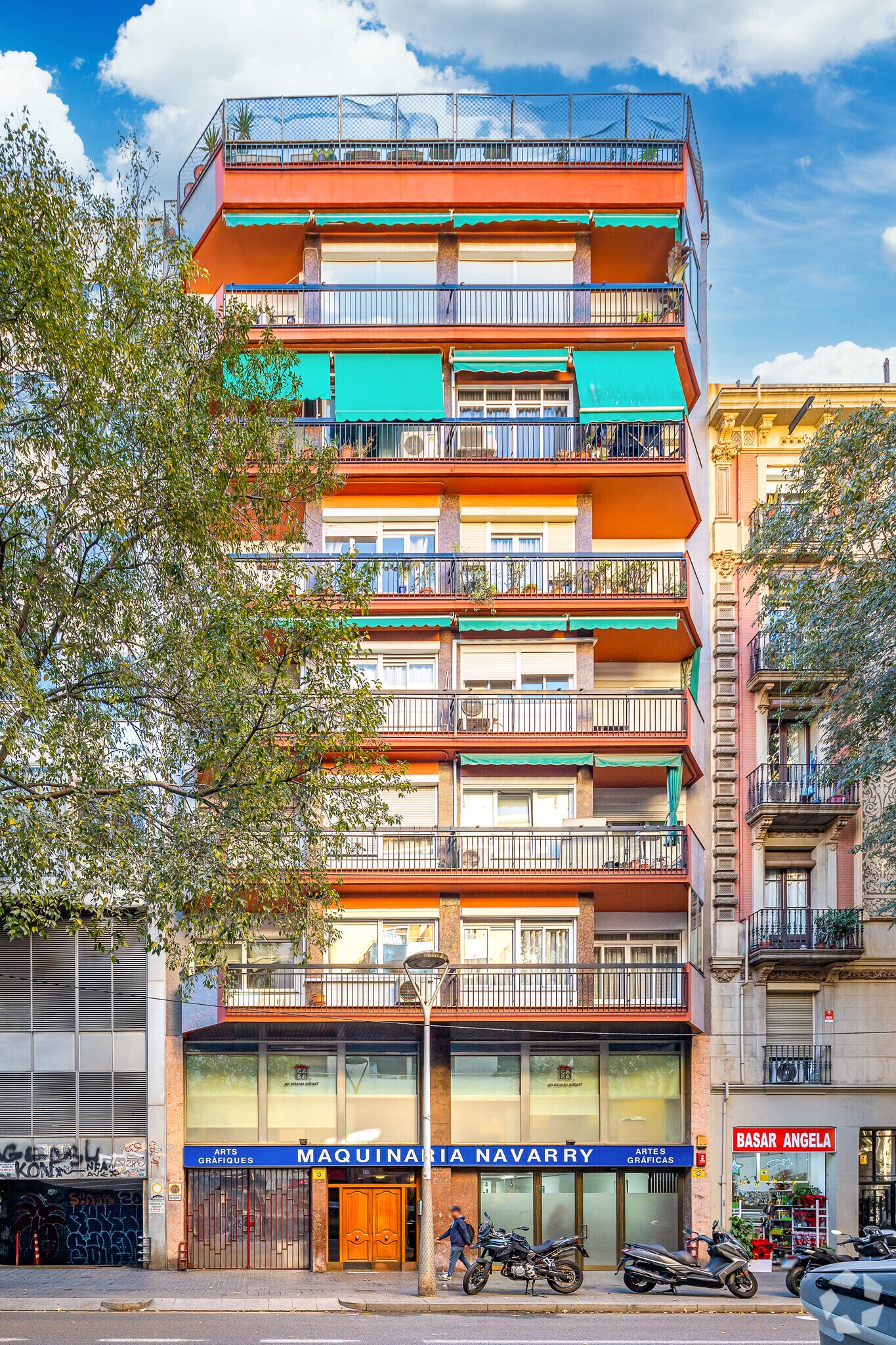 Immeuble residentiel dans Barcelone, Barcelona à vendre Photo principale– Image 1 sur 2