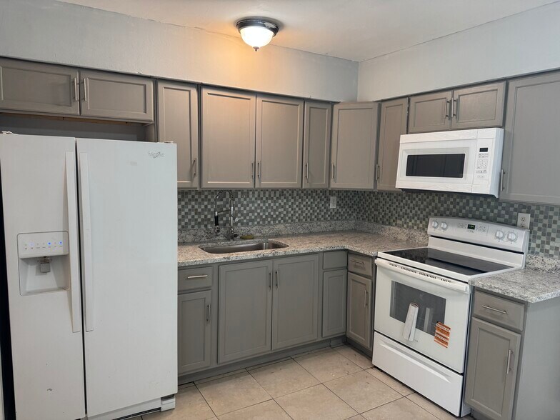1740 SW 70th Way, North Lauderdale, FL à vendre - Photo intérieure – Image 2 sur 3