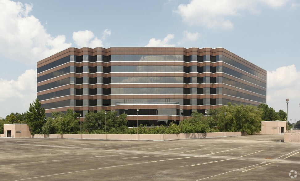 6075 Poplar Ave, Memphis, TN à louer - Photo de l’immeuble – Image 3 sur 72