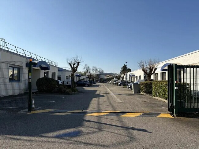 Plus de détails pour Local d'activités à louer