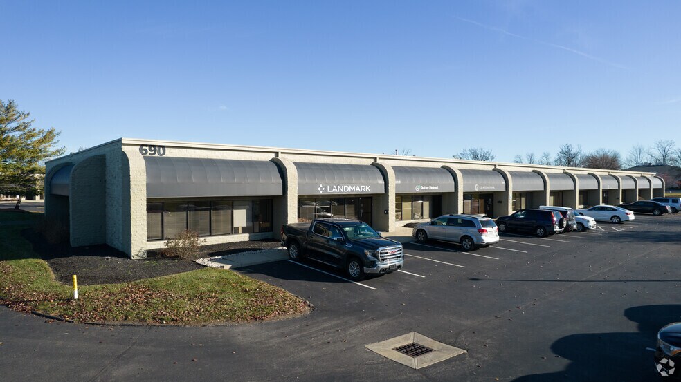 690 Lakeview Plaza Blvd, Columbus, OH à louer - Photo de l’immeuble – Image 2 sur 7