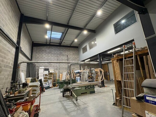Plus de détails pour 84 Avenue De La Poterie, La Tour-de-Salvagny - Local d’activités à vendre