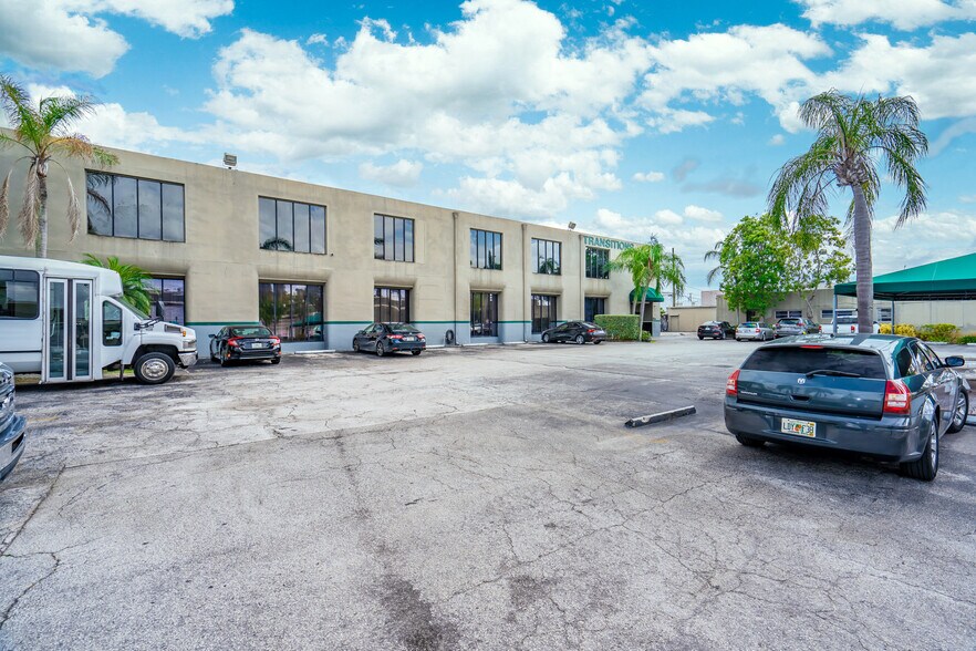 1928 NE 154th St, North Miami Beach, FL à louer - Photo de l’immeuble – Image 3 sur 21