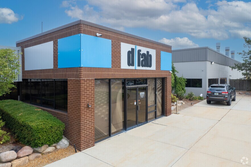 1100 E Mandoline St, Madison Heights, MI à louer - Photo de l’immeuble – Image 2 sur 7