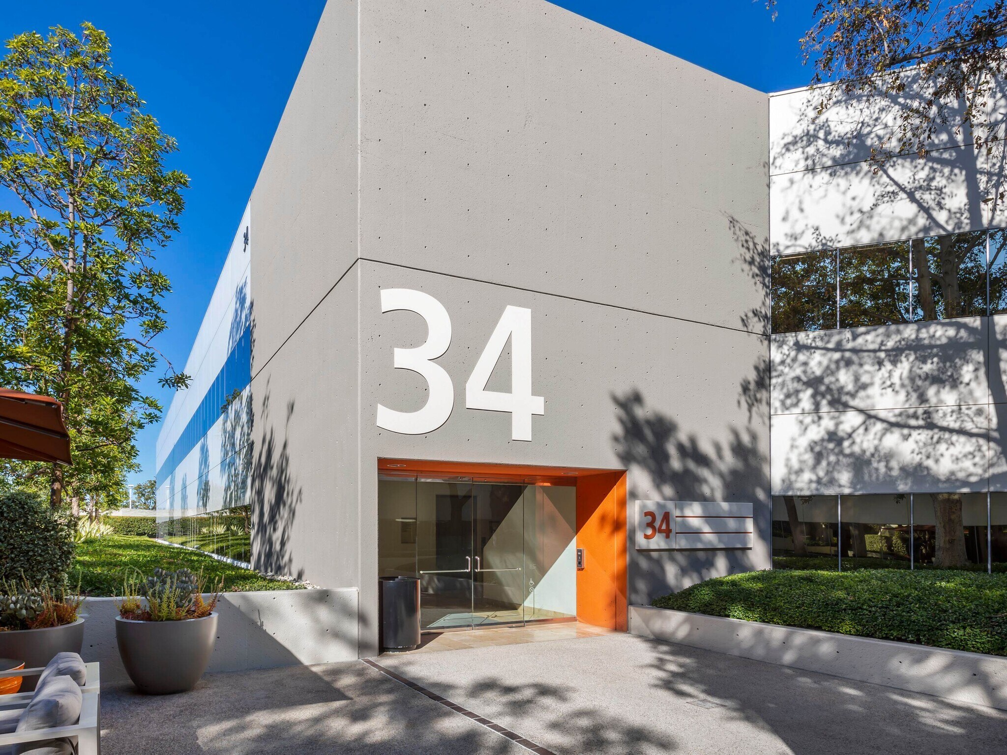 2 Executive Cir, Irvine, CA à louer Photo de l’immeuble– Image 1 sur 51