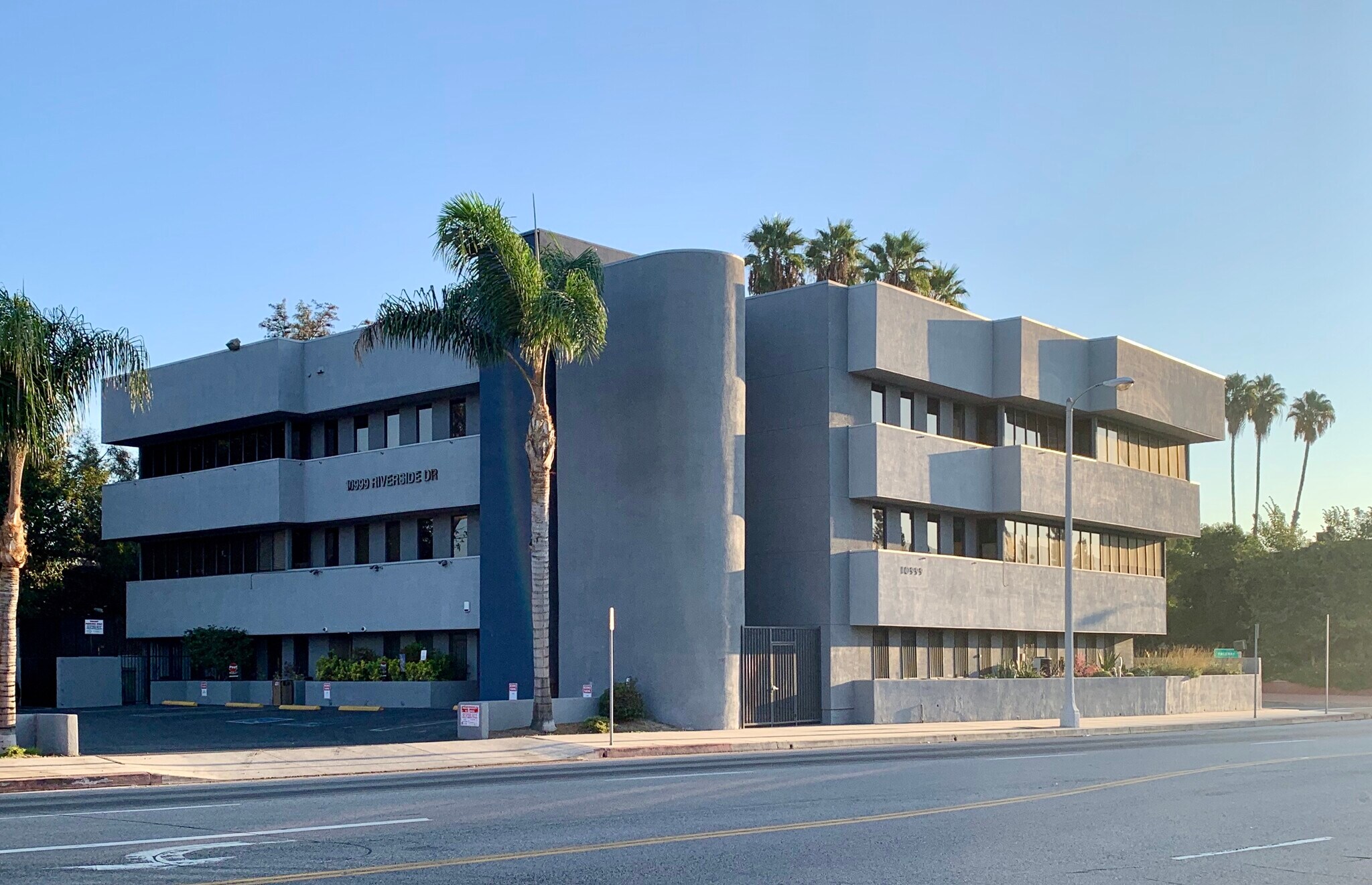10999 Riverside Dr, North Hollywood, CA à louer Photo de l’immeuble– Image 1 sur 8