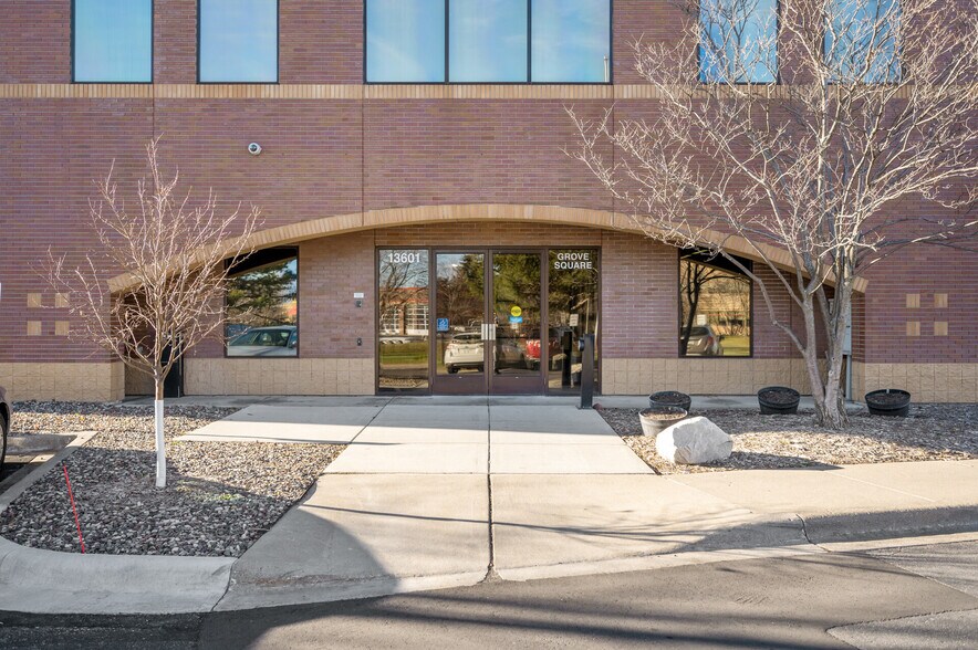 13601 80th Cir N, Maple Grove, MN à louer - Photo de l’immeuble – Image 2 sur 6