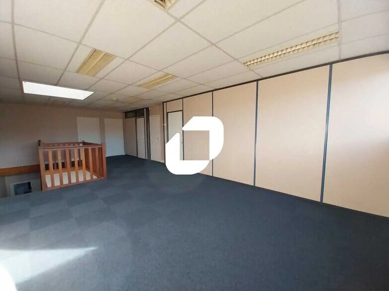 Bureau dans Voisins-le-Bretonneux à louer - Photo de l’immeuble – Image 3 sur 11