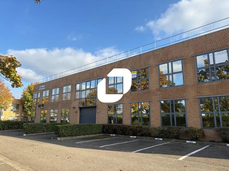 39 Avenue Des 3 Peuples, Montigny-le-Bretonneux à louer - Photo principale – Image 1 sur 18