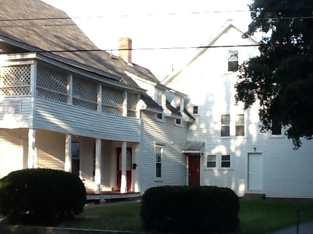 29 Russell St, Plymouth, NH à vendre - Photo principale – Image 1 sur 2