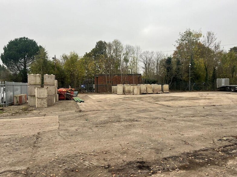 251-253 Field End Rd, Hillingdon à louer - Photo de l’immeuble – Image 3 sur 5