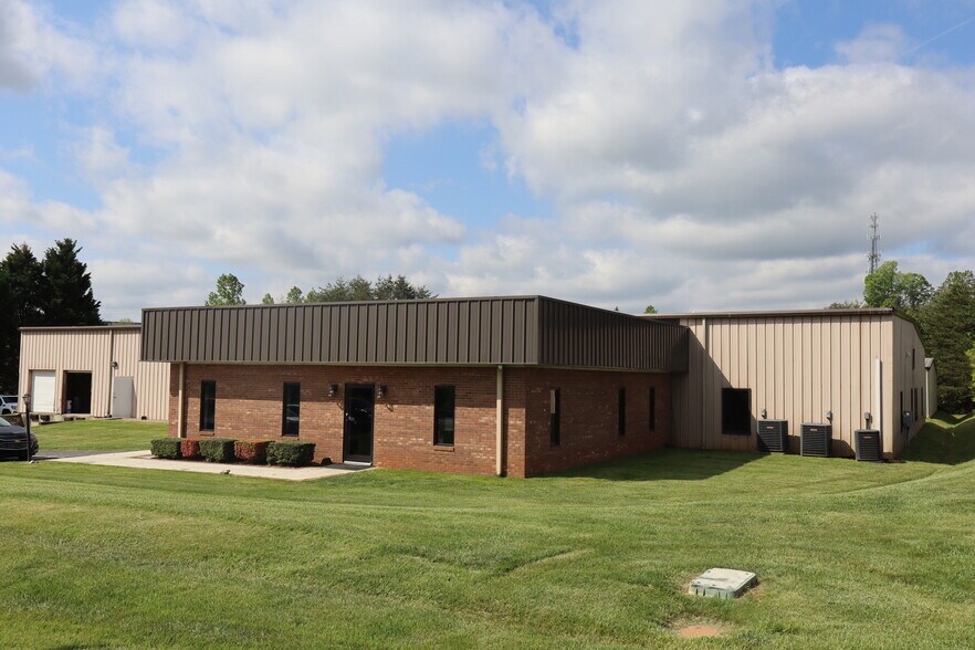 340 Forum Pky, Rural Hall, NC à louer - Photo de l’immeuble – Image 2 sur 15
