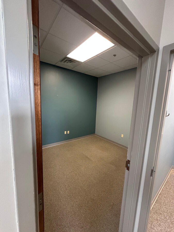 19101 E Valley View Pky, Independence, MO 64055 - Lot B - - Photo intérieure - Image 2 of 19