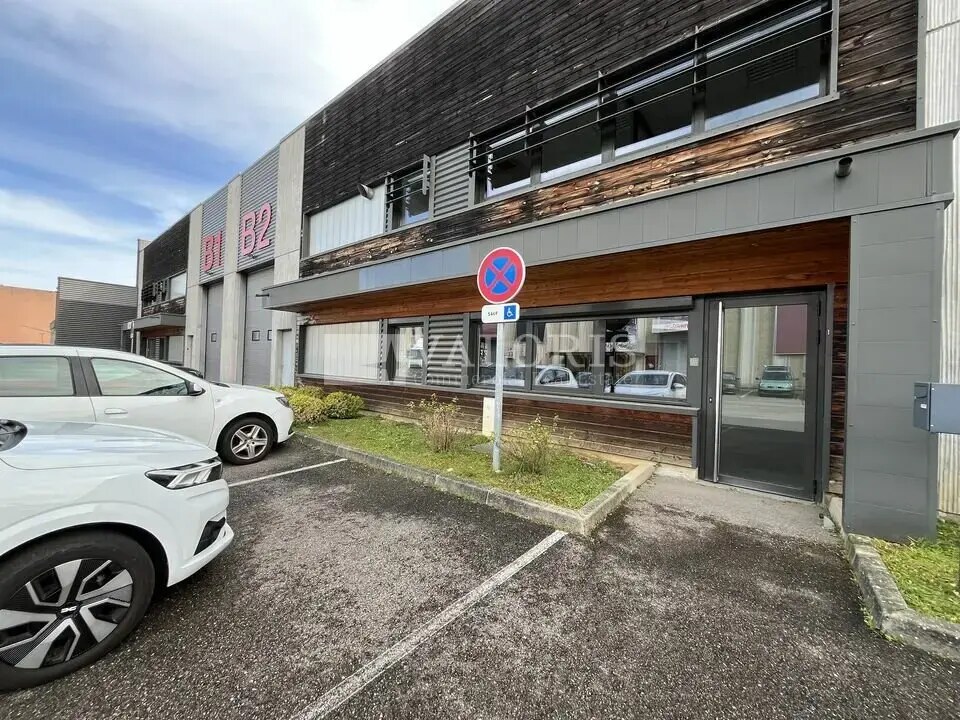 Local d’activités dans Oullins-Pierre-Bénite à louer Photo de l’immeuble– Image 1 sur 11