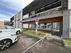 Local d’activités dans Oullins-Pierre-Bénite à louer Photo de l’immeuble– Image 1 sur 11