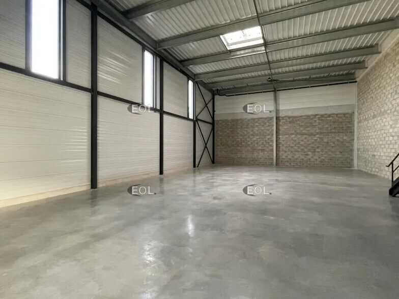 Local d’activités dans Éragny à louer - Photo de l’immeuble – Image 2 sur 8