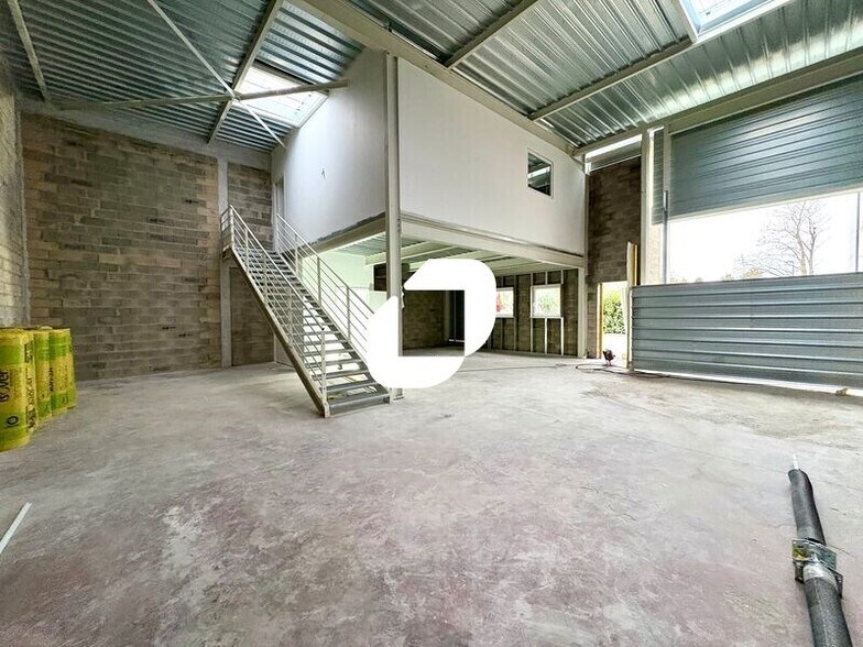 Local d'activités dans Plaisir à vendre - Photo intérieure – Image 1 sur 9