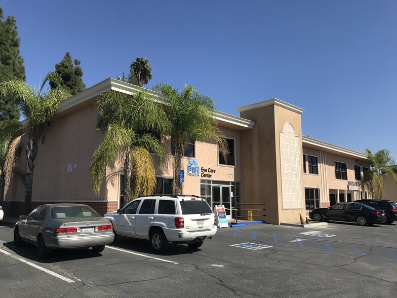 121 W Whittier Blvd, La Habra, CA à louer - Photo de l’immeuble – Image 1 sur 23