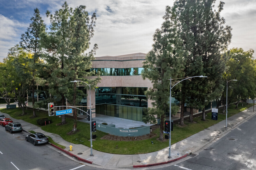 5550 Topanga Canyon Blvd, Woodland Hills, CA à louer - Photo de l’immeuble – Image 1 sur 9