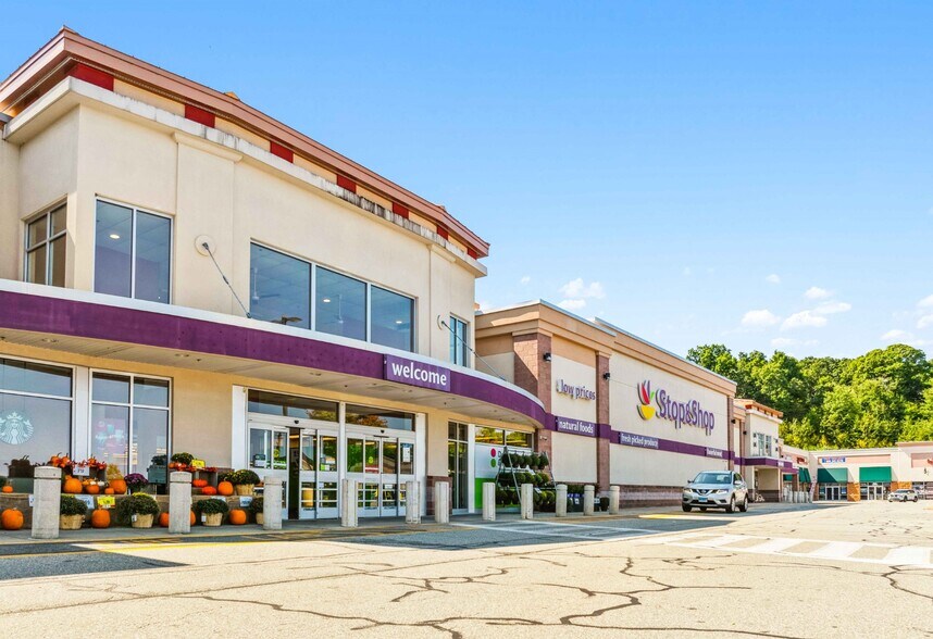 2020 Norwich New London Tpke, Montville, CT à louer - Photo de l’immeuble – Image 1 sur 7