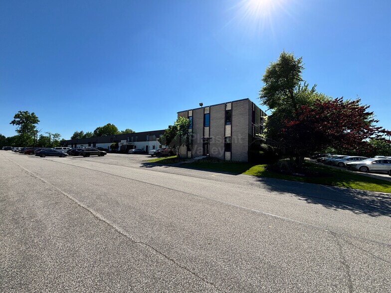 2110-2130 E Aurora Rd, Twinsburg, OH à vendre - Photo de l’immeuble – Image 1 sur 7