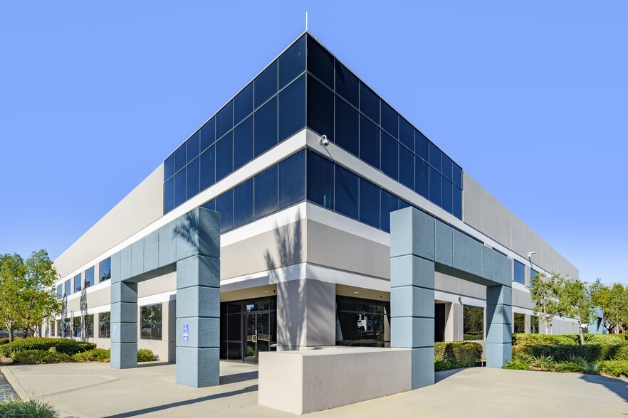 1260 S DuPont Ave, Ontario, CA à louer - Photo de l’immeuble – Image 2 sur 11