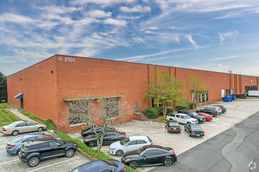 2101 Westinghouse Blvd, Charlotte, NC à louer - Photo principale – Image 1 sur 11