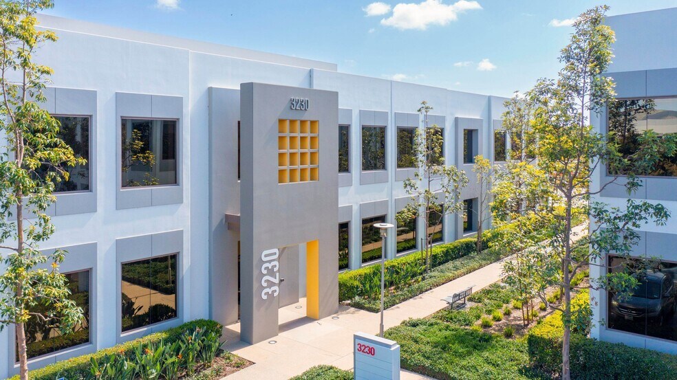 200 Commerce Dr, Irvine, CA à louer - Photo de l’immeuble – Image 3 sur 45