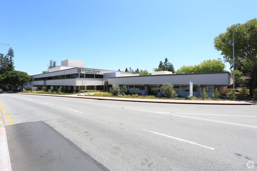 2055-2075 Woodside Rd, Redwood City, CA à louer - Photo de l’immeuble – Image 3 sur 15