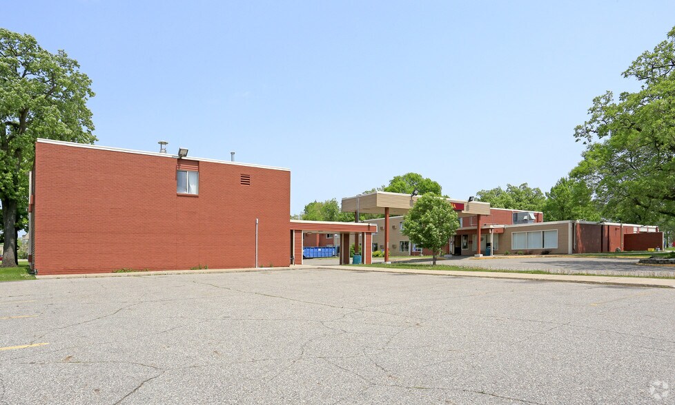 815 S 1st St, Waite Park, MN à vendre - Photo de l’immeuble – Image 2 sur 16