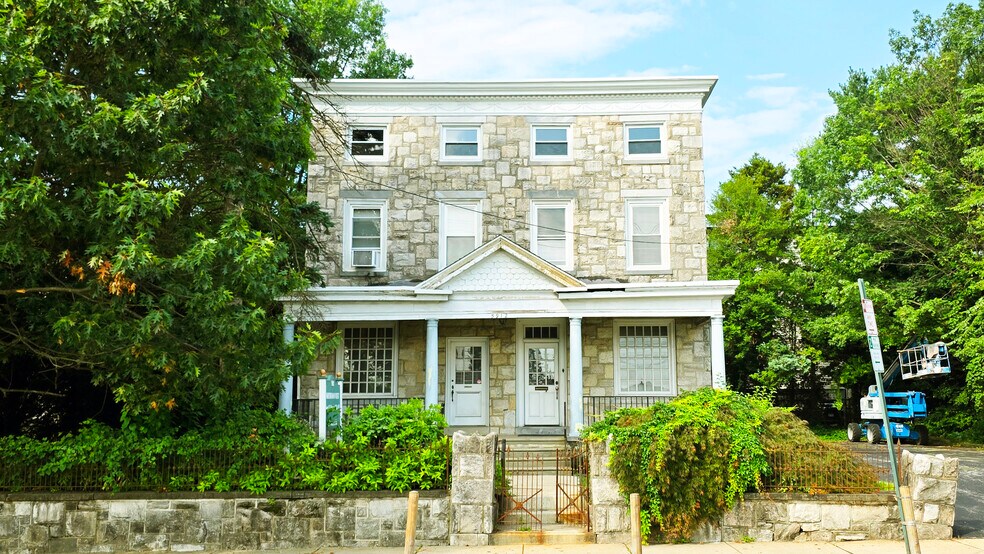 5912 Ridge Ave, Philadelphia, PA à louer - Photo de l’immeuble – Image 2 sur 13