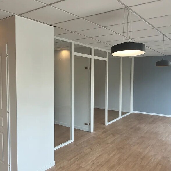 Local commercial dans Bruges à louer - Photo de l’immeuble – Image 3 sur 4