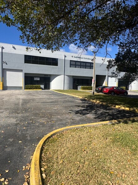 2310 NW 102nd Pl, Doral, FL à louer - Photo de l’immeuble – Image 1 sur 4