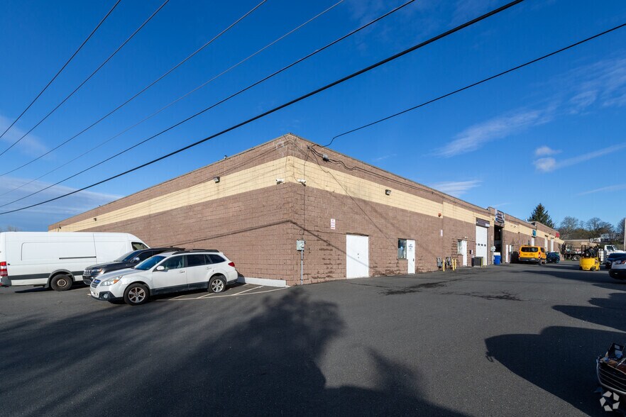 13451 Damar Dr, Philadelphia, PA à louer - Photo de l’immeuble – Image 2 sur 8