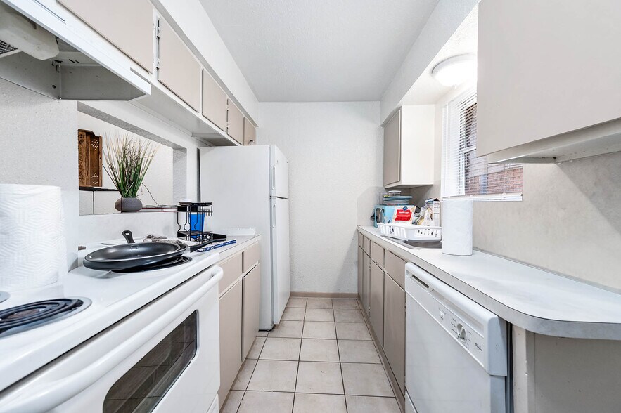 211 N Bates St, Alvin, TX à vendre - Photo de l’immeuble – Image 3 sur 4