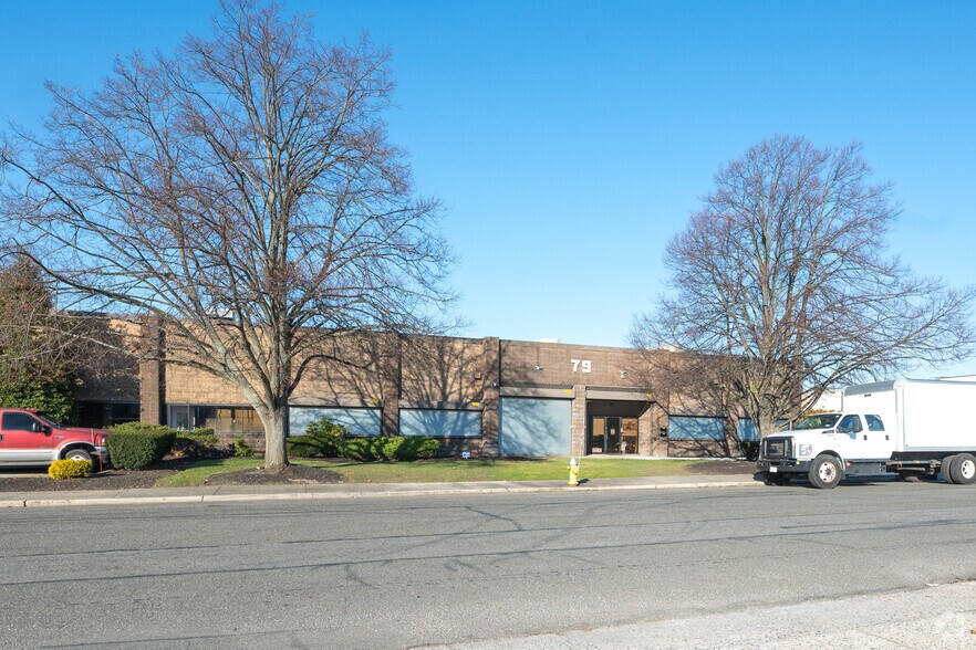 65-79 E Jefryn Blvd, Deer Park, NY à vendre - Photo principale – Image 1 sur 30